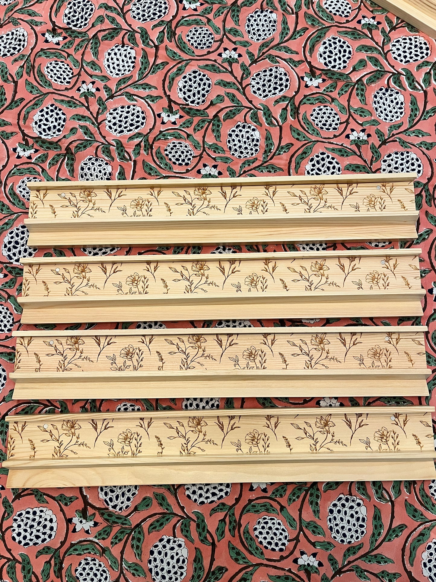 Natural Pine Wooden Rack & Pushers – 20 Inch Set of 4 Dainty Floral