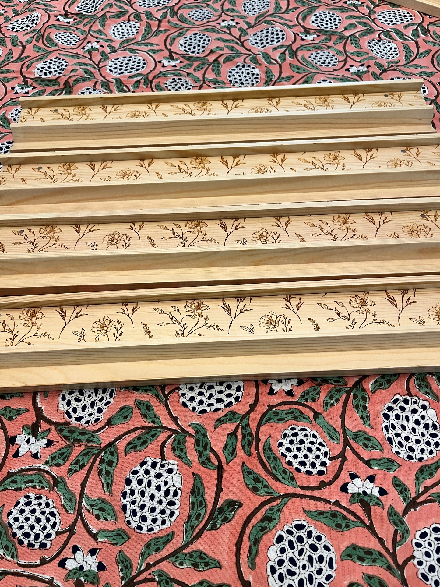 Natural Pine Wooden Rack & Pushers – 20 Inch Set of 4 Dainty Floral