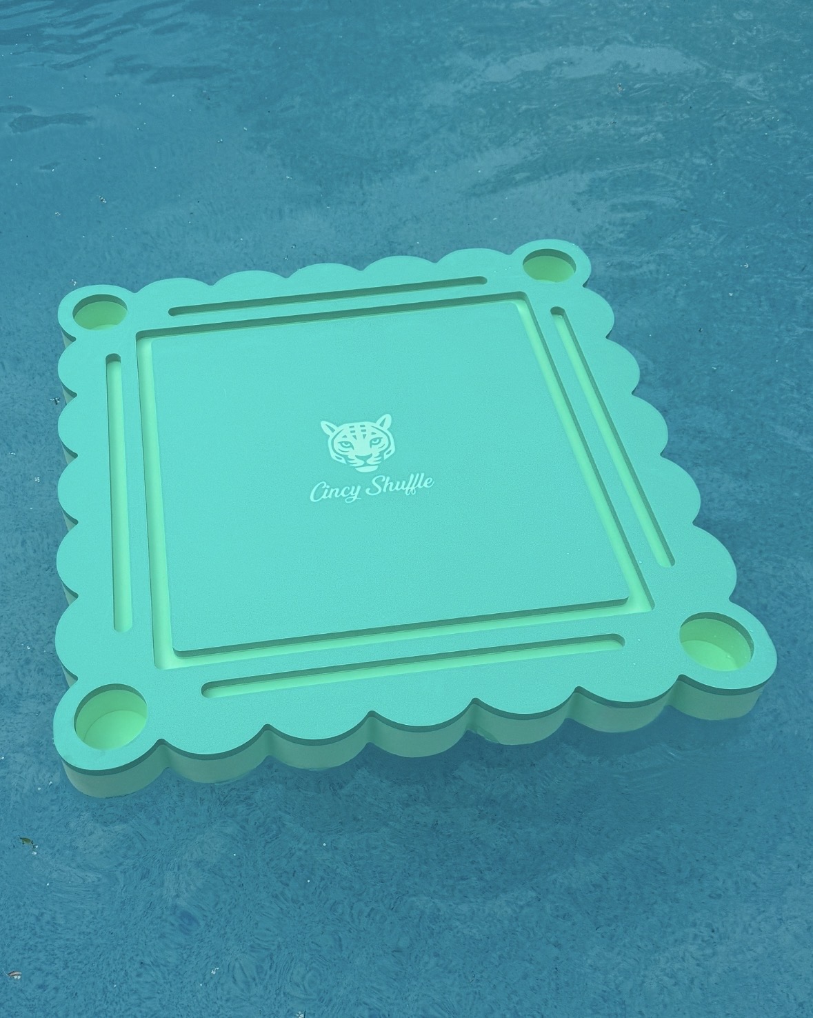 SCALLOPED FLOATING POOL MAT